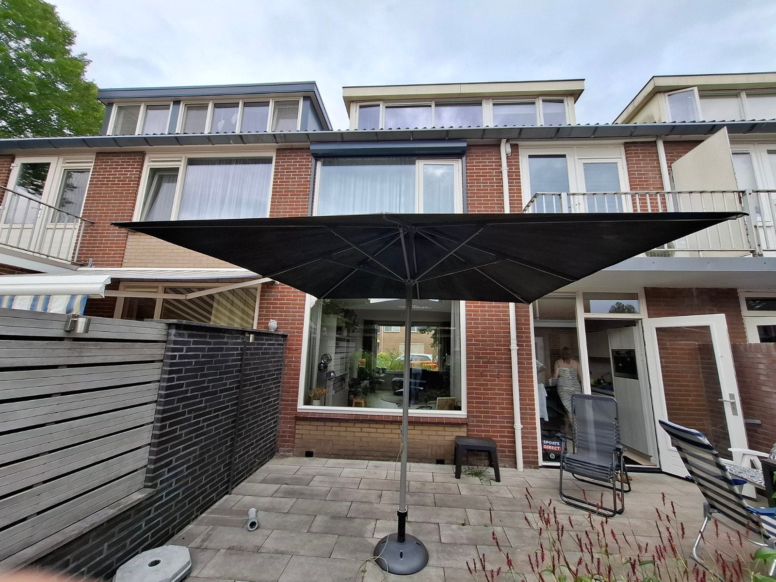 Grote zwarte horeca parasol met Prinzen Premium Bier logo, Ophalen, Gebruikt, 3 tot 4 meter, Stokparasol
