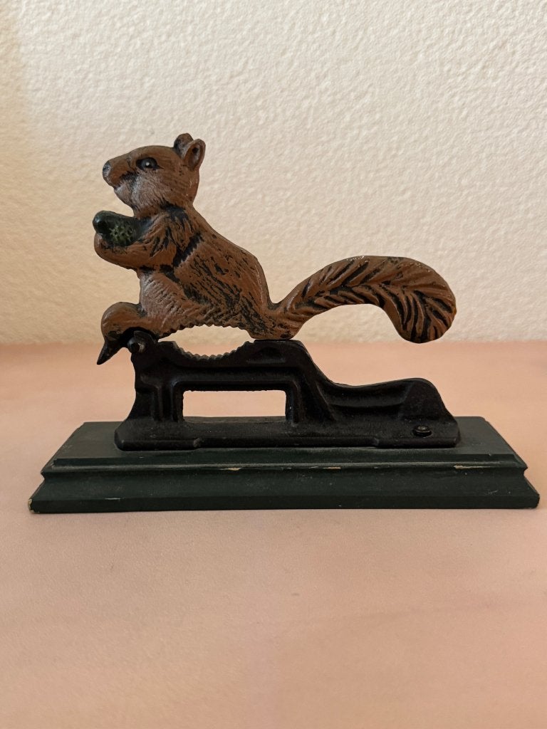 Vintage gietijzeren eekhoorn notenkraker op houten voet, Ophalen of Verzenden