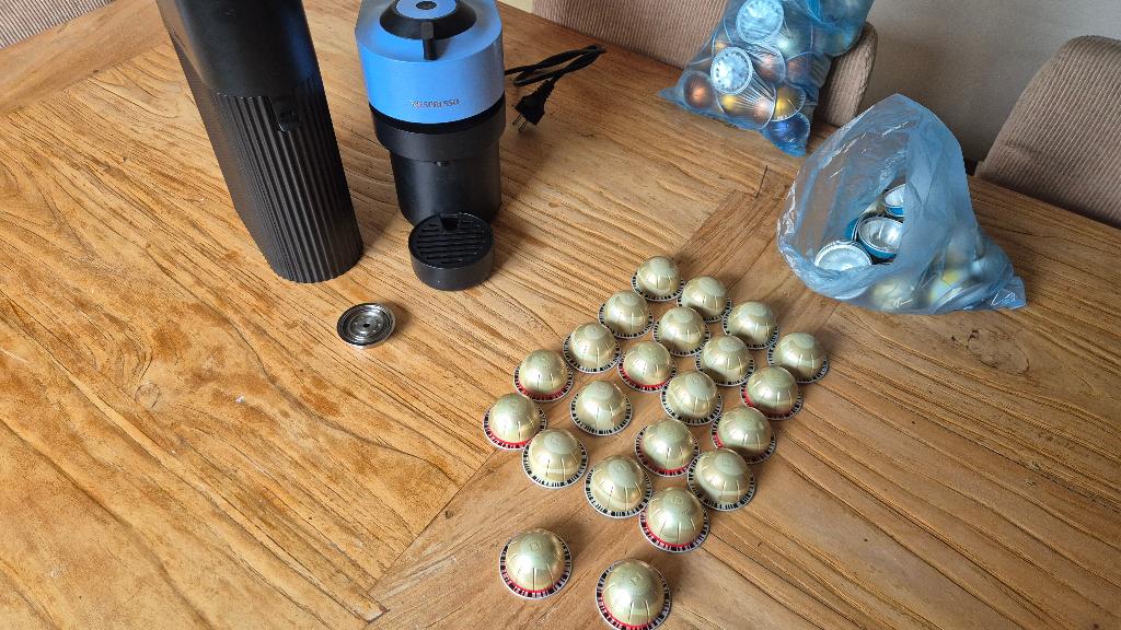 Nespresso Vertuo mèt extra cups, navul en adapter, Afneembaar waterreservoir, Espresso apparaat, Ophalen of Verzenden, Zo goed als nieuw