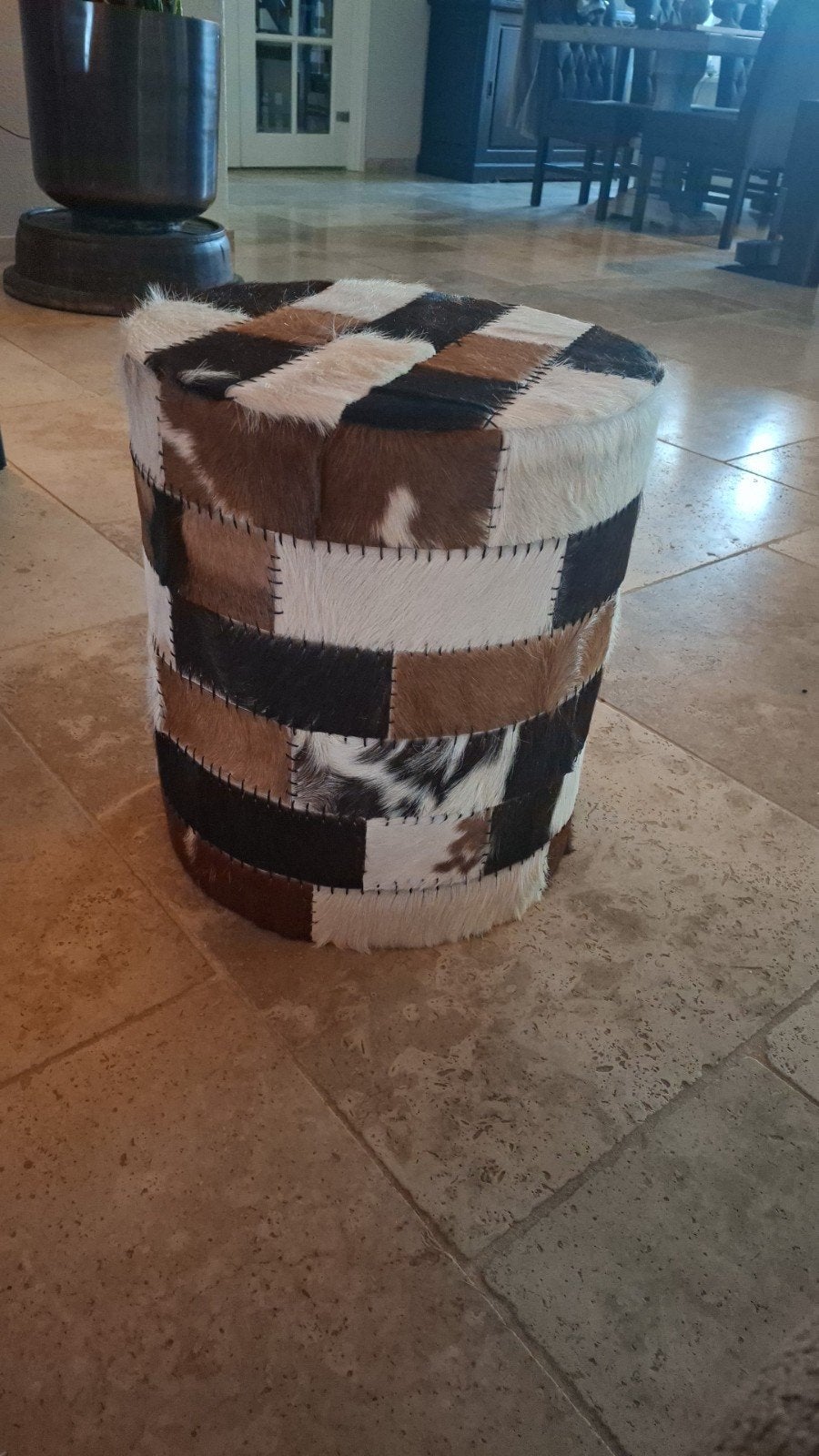 Unieke poef van koeienhuid - Patchwork design, Ophalen, Rond, Zo goed als nieuw, Minder dan 50 cm