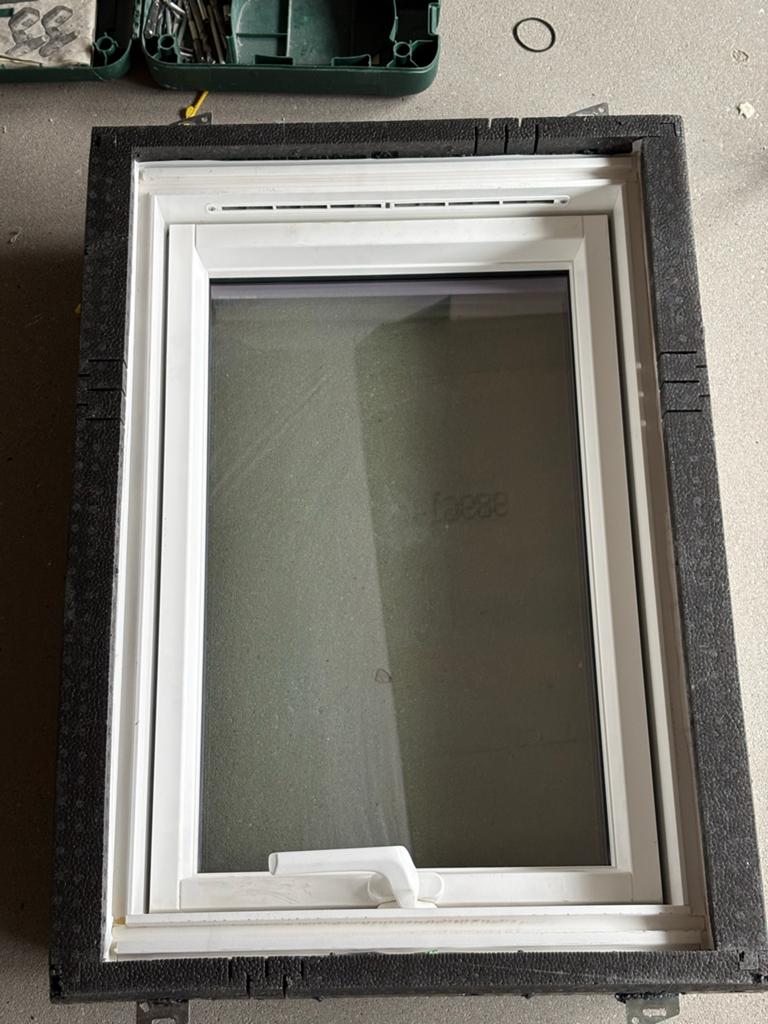 Roto tuimel Dakraam 54 x 78 cm - Compleet met gootstukken, Doe-het-zelf en Verbouw, Glas en Ramen, Ophalen, Gebruikt, Minder dan 80 cm