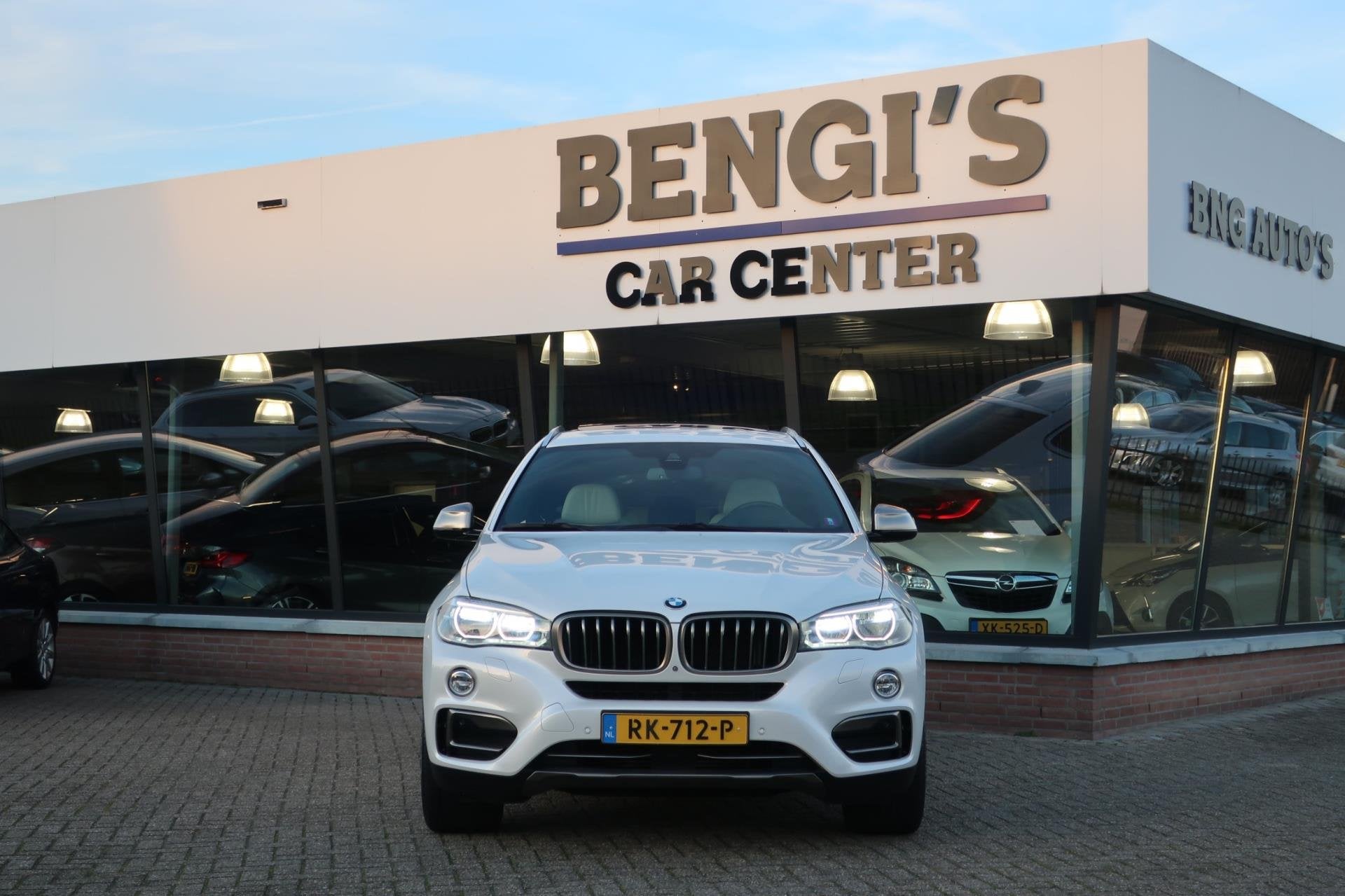 BMW X6 XDrive30d High Executive 1e EIG_ADAP-CRUIS_PANO_HUD-U, Gebruikt, 2993 cc, 241 €/maand, Wit