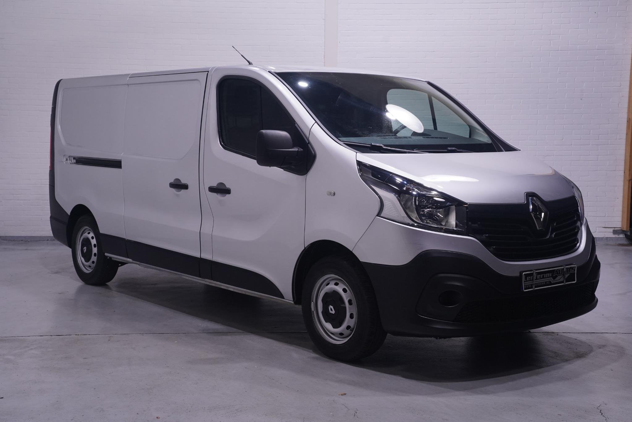 Renault Trafic 1.6 dCi 120 pk L2H1 Airco, Trekhaak Slechts 8, Voorwielaandrijving, Gebruikt, 4 cilinders, 2000 kg