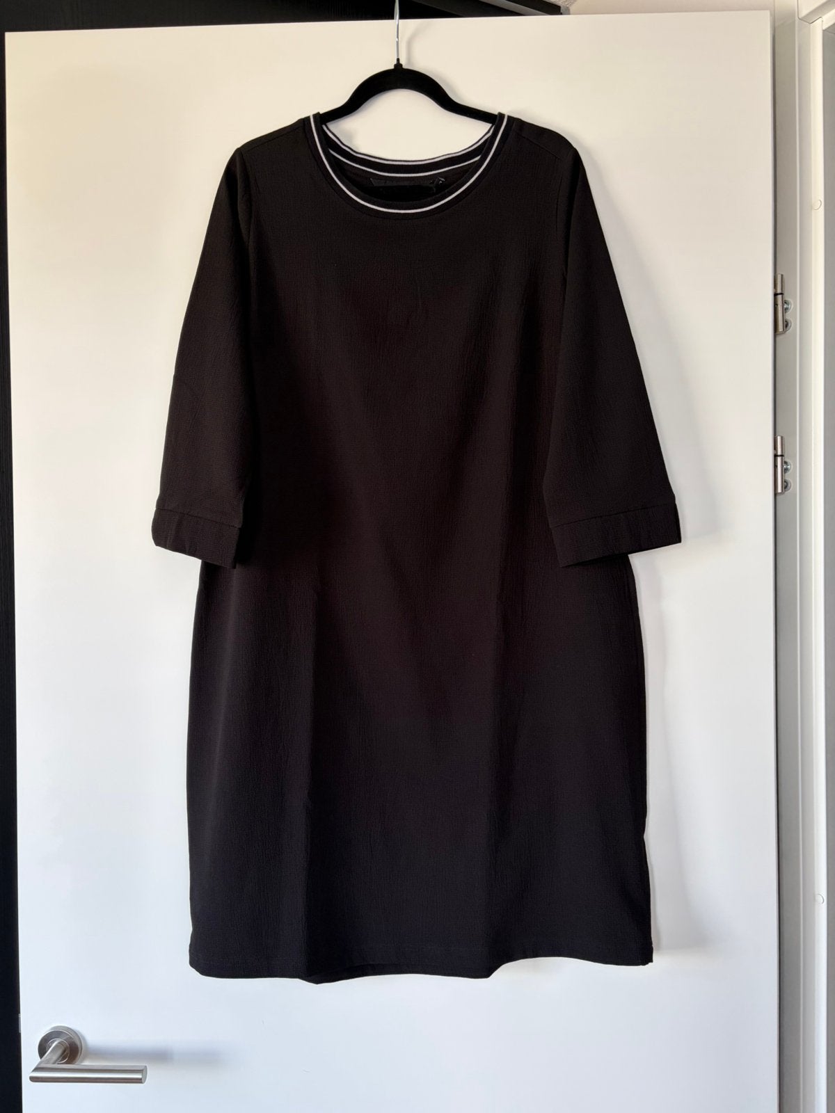 Jurk Anytime zwart maat 44, Kleding | Dames, Jurken, Verzenden, Zwart, Maat 42/44 (L), Zo goed als nieuw
