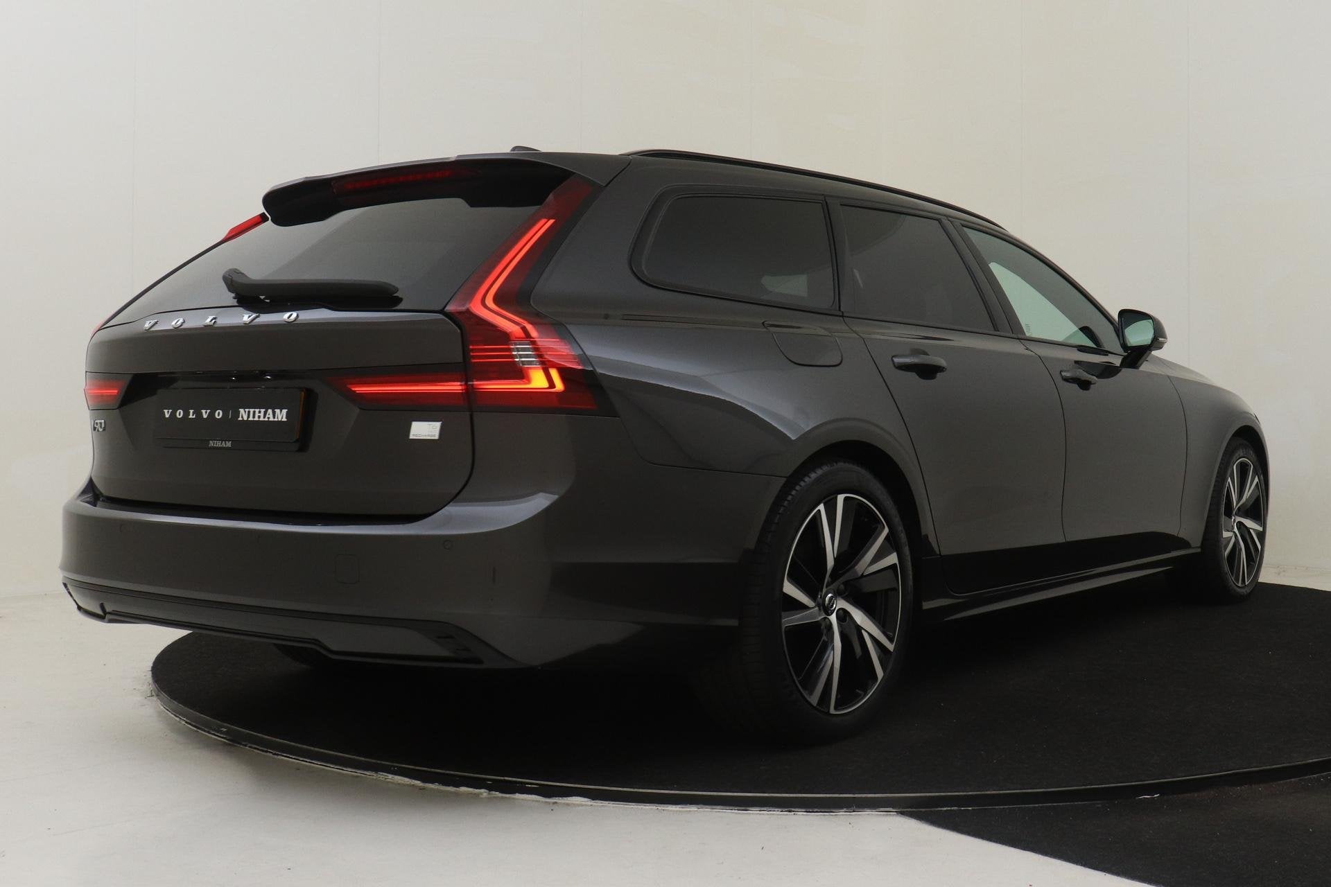 Volvo V90 T6 PLUG-IN HYBRID AWD PLUS DARK *LONG RANGE!* -HAR, Auto's, Automaat, 12 maanden, Stof, Euro 6
