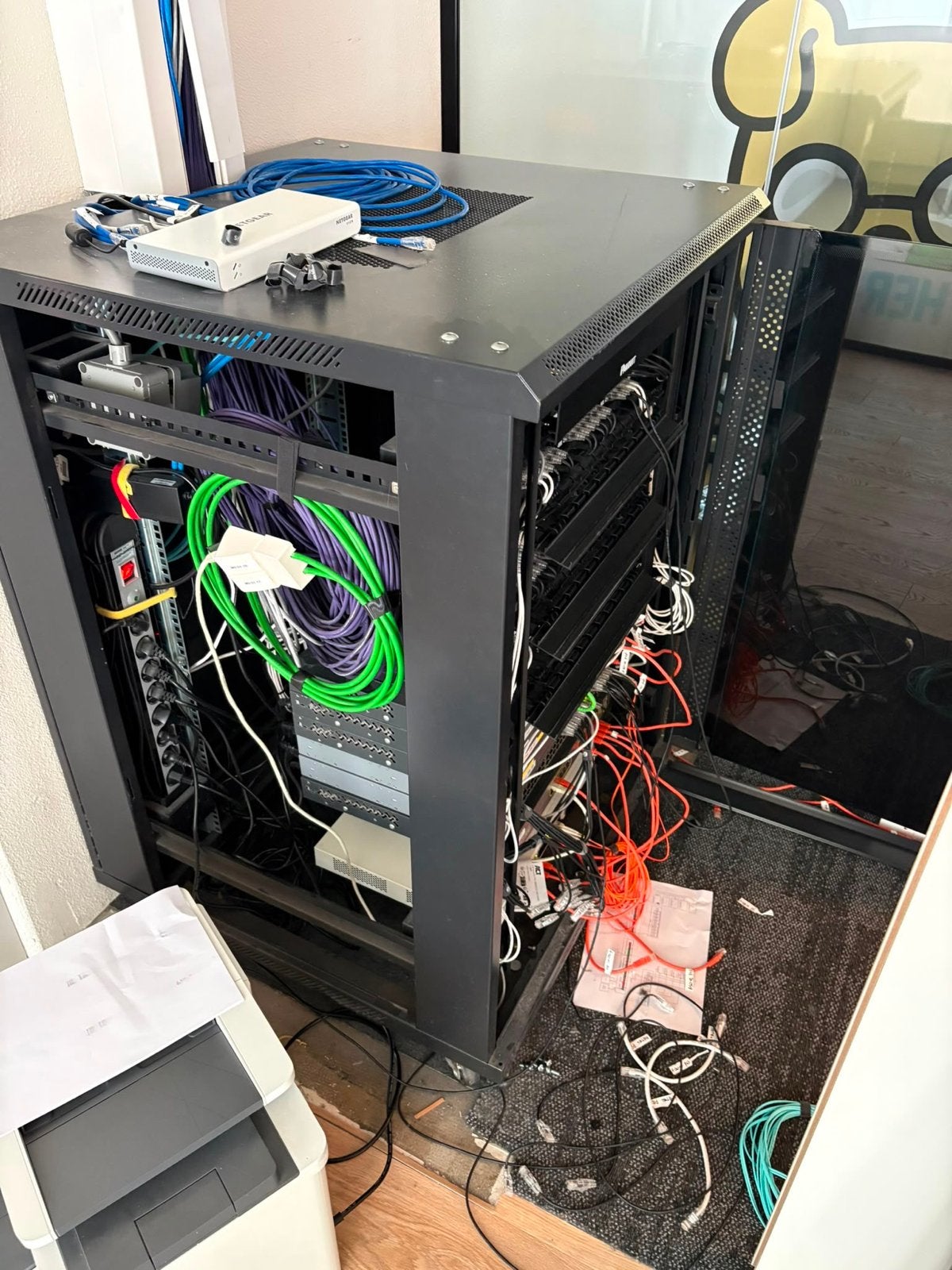 Kleine Serverkast / Netwerkkast - Ideaal voor Thuis of Kanto, Computers en Software, Serverkasten, Ophalen, Gebruikt, A, Geperforeerd