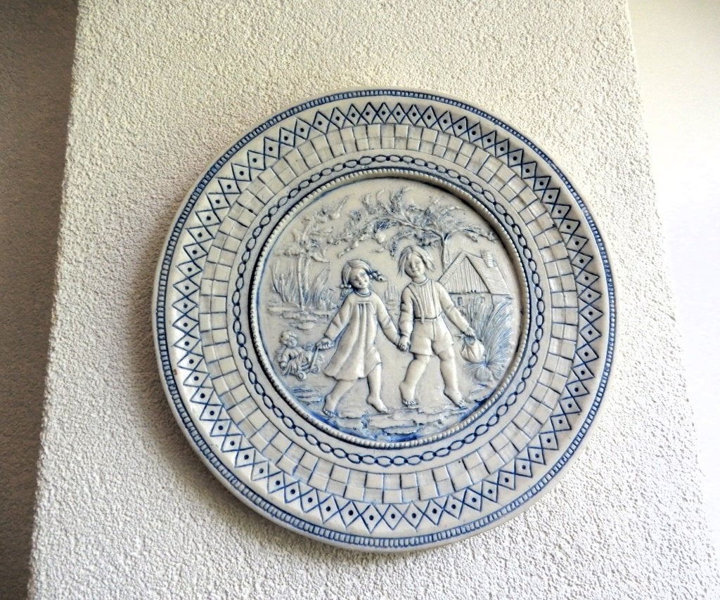 wandbord antiek, afbeelding in reliëf, meisje en jongen, Ophalen of Verzenden