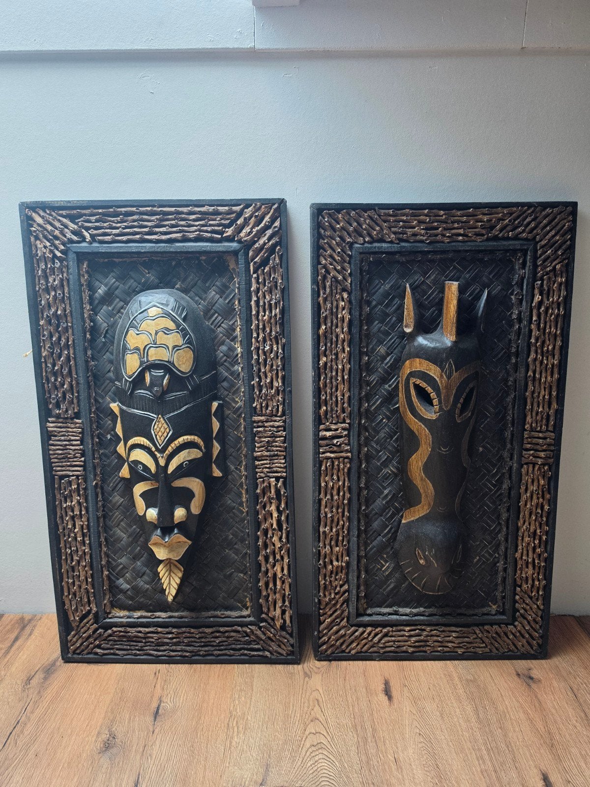 Set van 2 Afrikaanse houten maskers in lijst, Afrika, Masker, Handgemaakt, Meerkleurig