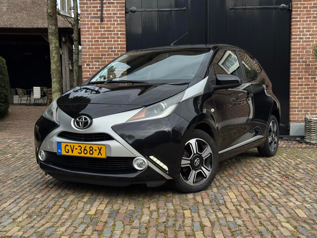 Toyota Aygo 1.0 Vvt-i x-clusiv Zwart | Camera, Voorwielaandrijving, Stof, 4 stoelen, Zwart