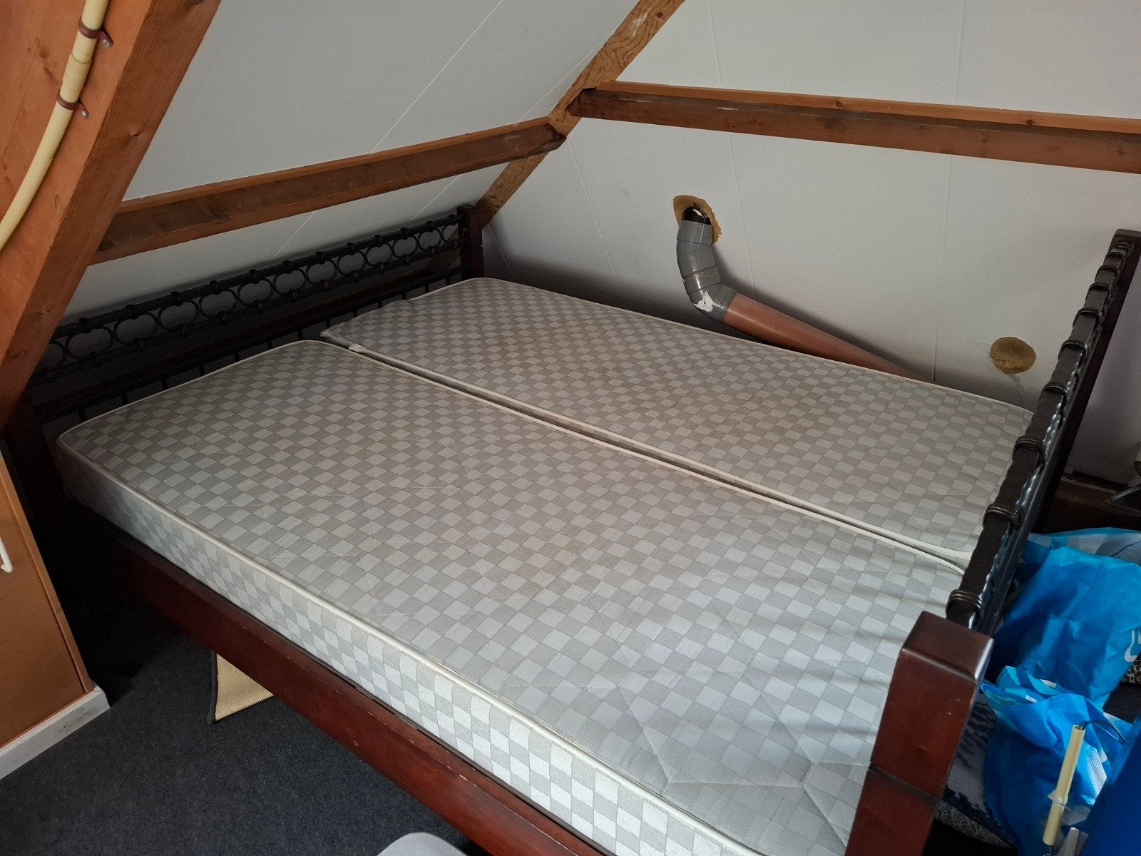 Tweepersoonsbed met metalen frame en houten ombouw, Ophalen, Gebruikt, Bruin, Tweepersoons