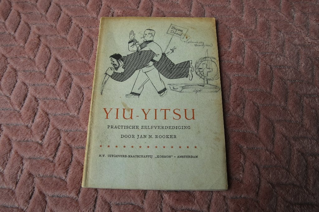 Vintage boekje Yiu-Yitsu Practische zelfverdediging, Ophalen of Verzenden, Gelezen