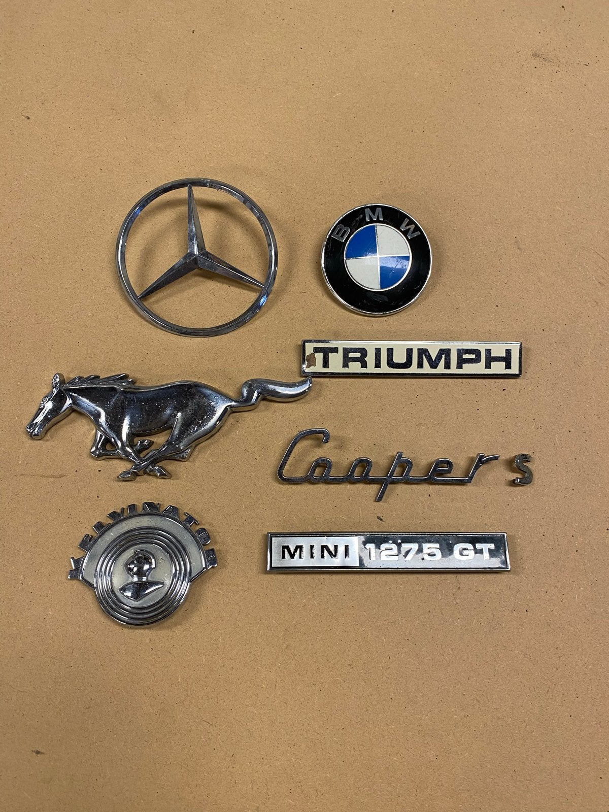 Diverse auto-emblemen: Mercedes, BMW, Mustang, Mini, Triumph, Ophalen of Verzenden, Gebruikt