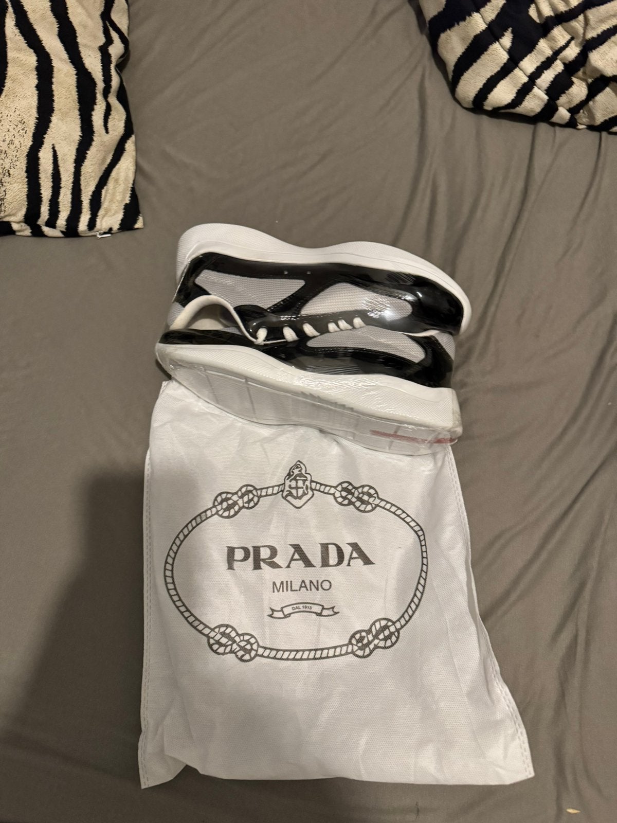 Prada cups maat 40, Kleding | Heren, Ophalen of Verzenden, Zo goed als nieuw, Zwart