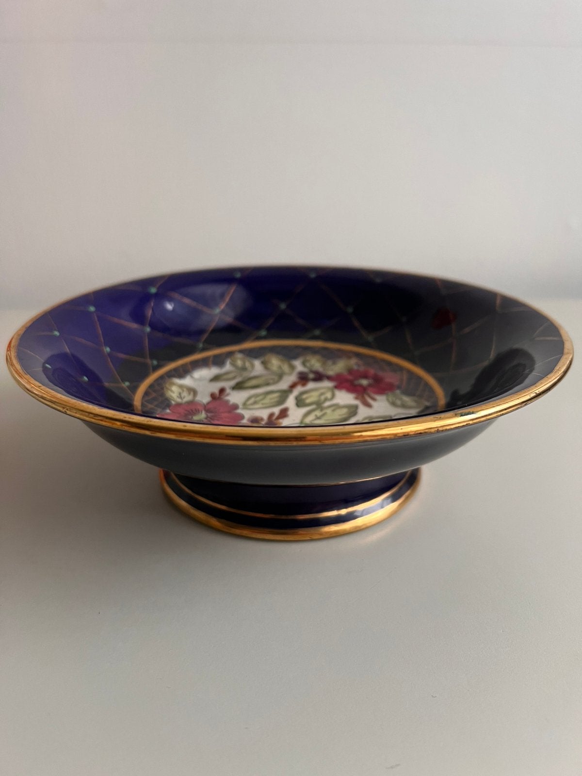 Flora Gouda Holland schaal 563 – handbeschilderd aardewerk, Ophalen of Verzenden