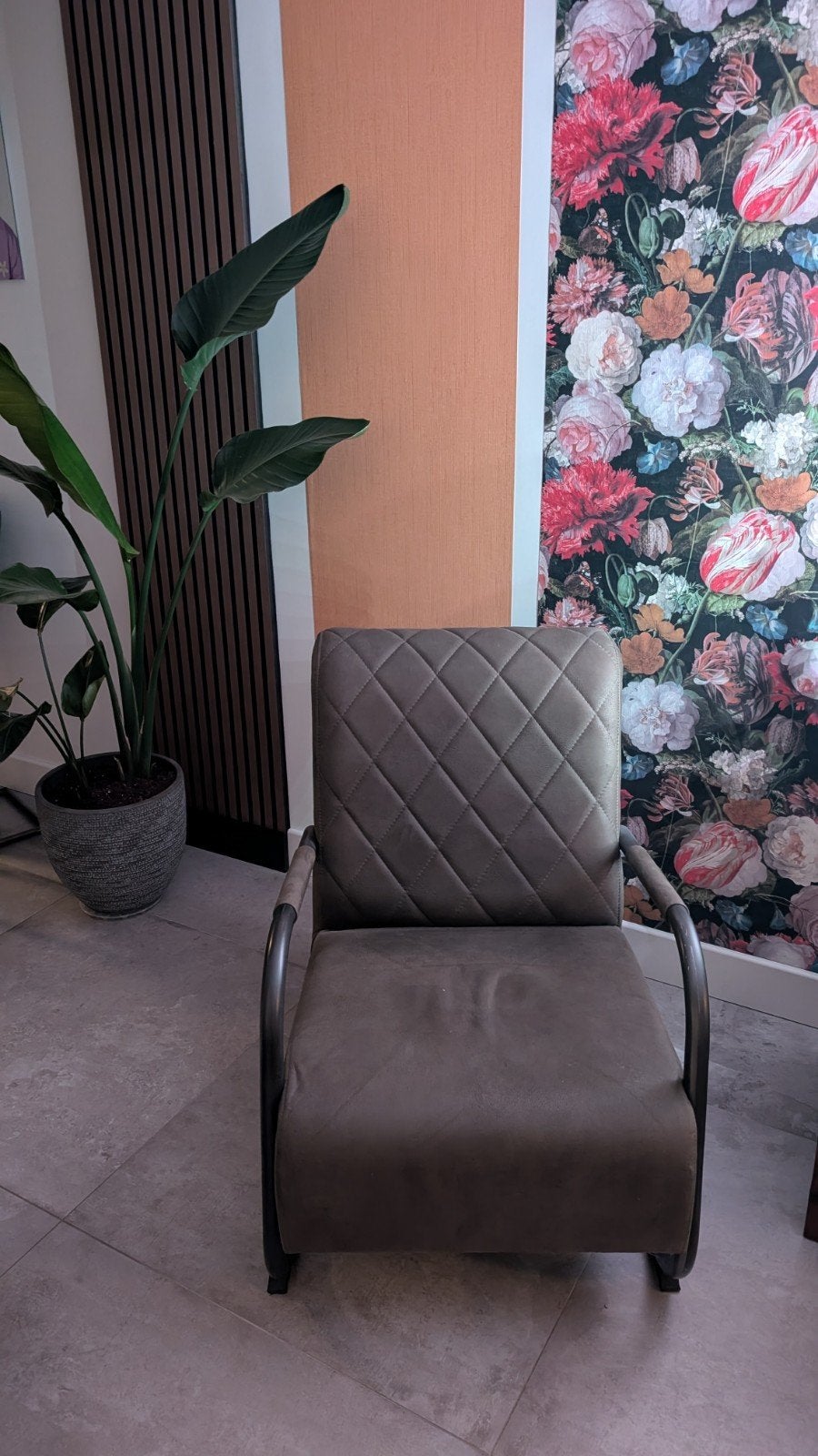 Comfortabele fauteuils met metalen frame en ruitpatroon