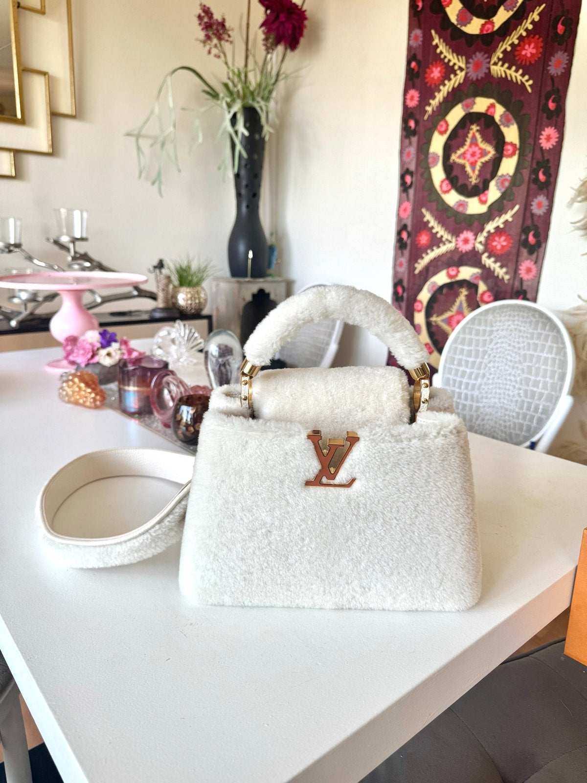 Louis Vuitton Capucines Crème Shearling Goudkleurige Hardwar, Ophalen of Verzenden, Zo goed als nieuw, Wit, Handtas
