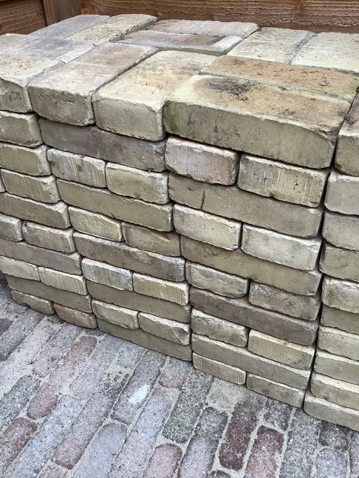 Circa 345 gebakken getrommelde waaltjes Ancienne bronsgeel, Ophalen of Verzenden, Zo goed als nieuw, Klinkers