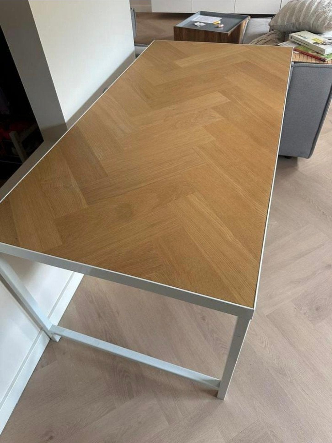 Mooie eiken visgraat tafel met stalen onderstel, Gebruikt, Scandinavisch japandi, Vijf personen of meer, 150 tot 200 cm