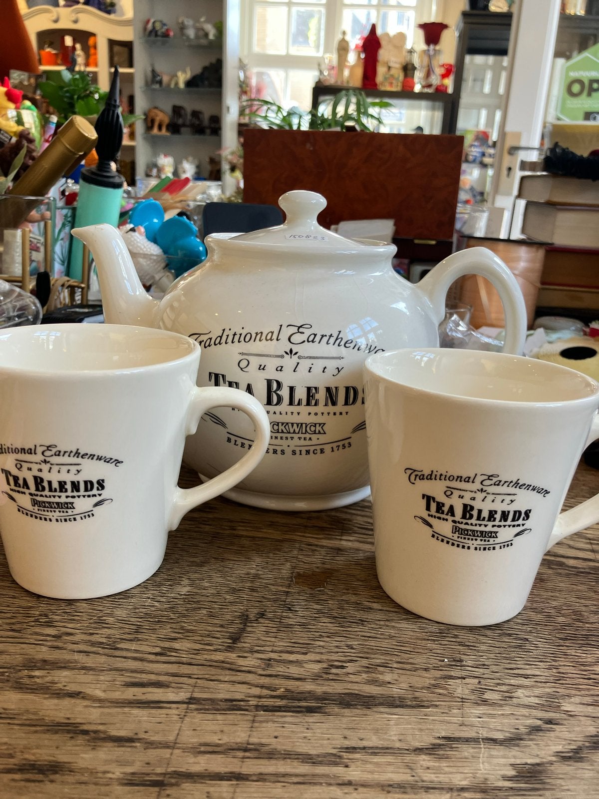 Theepot en 2 mokken - Traditional Earthenware Tea Blends, Theepot/fluitketel, Gebruikt, Ophalen of Verzenden, Steen/keramiek