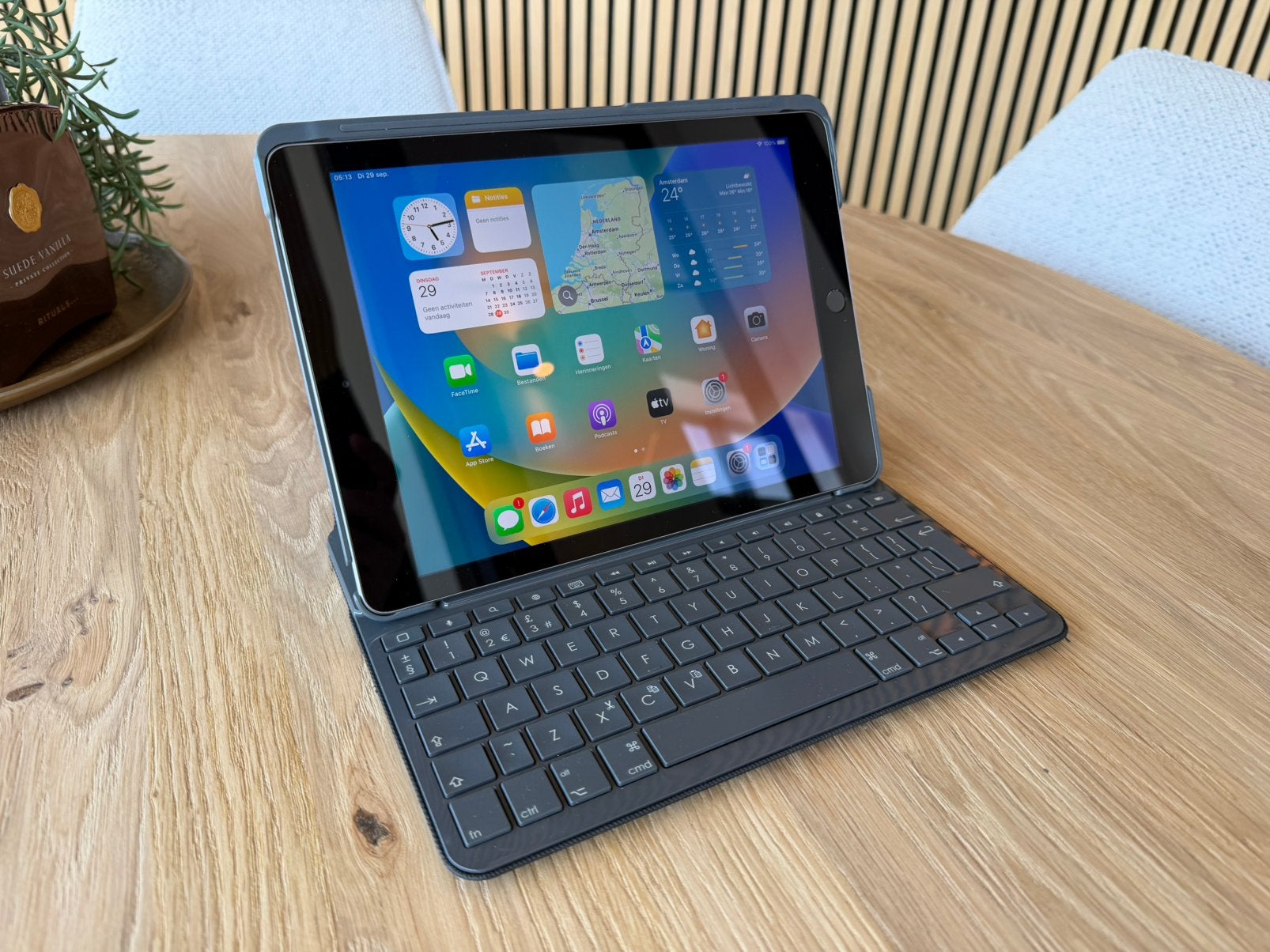 Apple iPad (9.7-inch) met Logitech Slim Folio Toetsenbord, 10 inch, 32 GB, A1822 (5e generatie), Ophalen of Verzenden