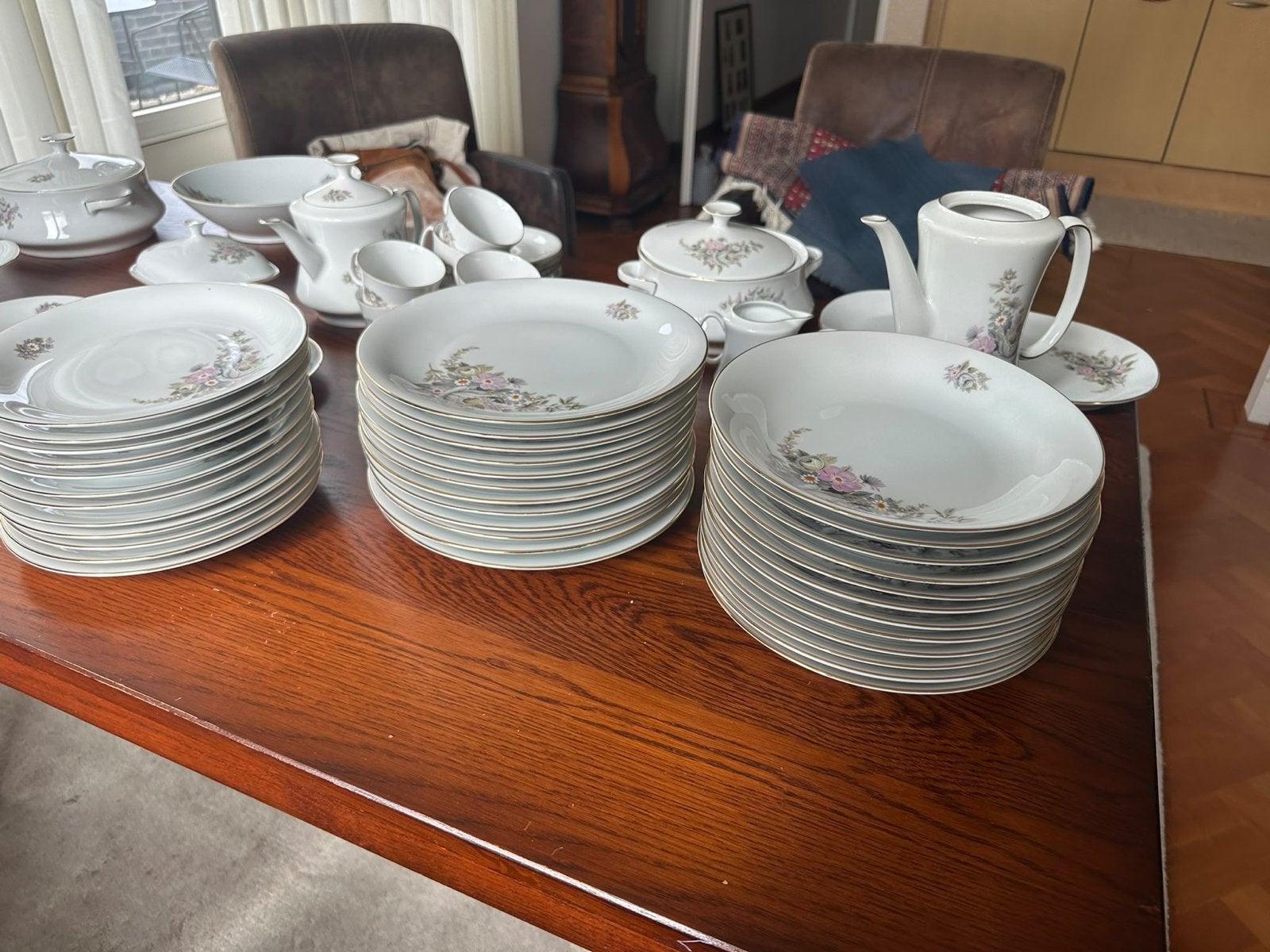 Uitgebreid servies met bloemmotief en gouden rand, Ophalen, Gebruikt, Overige merken, Klassiek