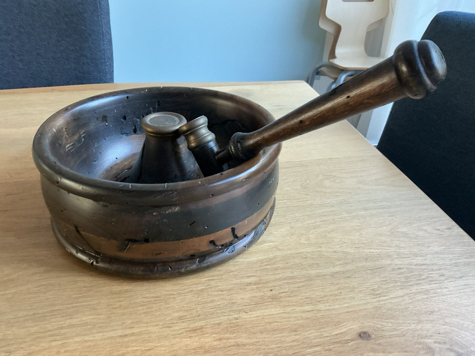 Houten notenkraker schaal, Ophalen