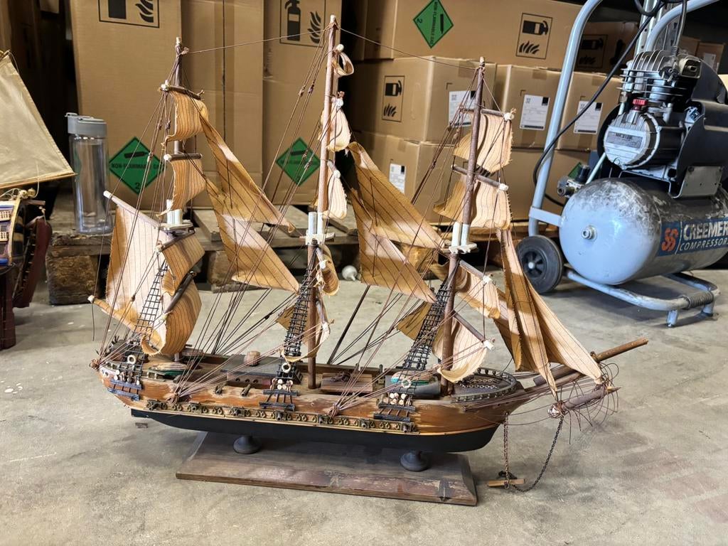 Groot gedetailleerd model fregat – klassiek zeilschip, Ophalen, Gebruikt