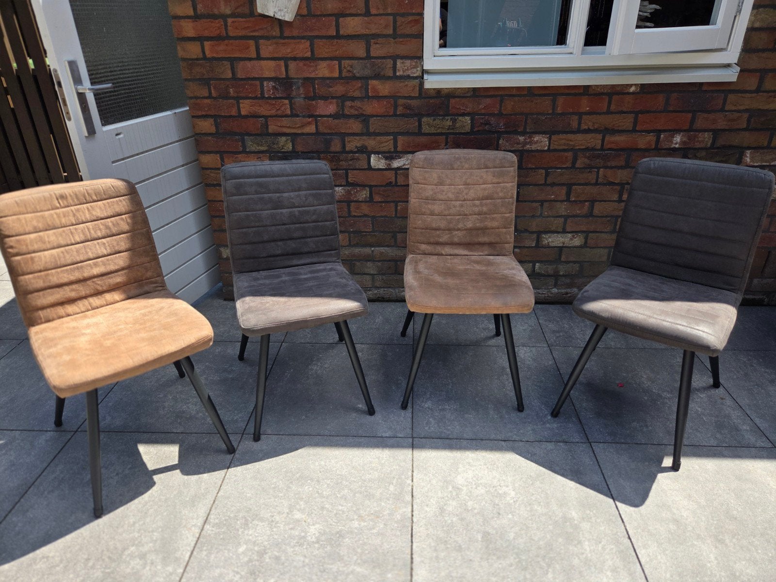 2 grijze en 2 bruine huiskamer eetstoelen, Huis en Inrichting, Stoelen, Ophalen, Gebruikt, Bruin, Industriële