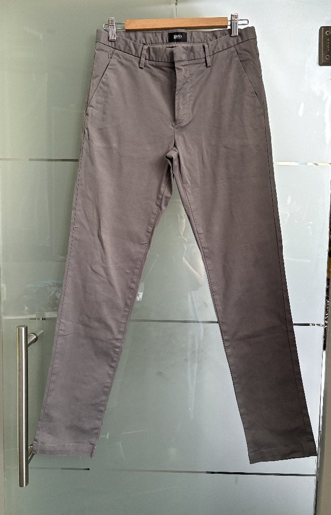 Hugo Boss - Chino Grijs - Maat 28, Kleding | Heren, Broeken en Pantalons, Ophalen of Verzenden, Zo goed als nieuw, Hugo Boss, Grijs