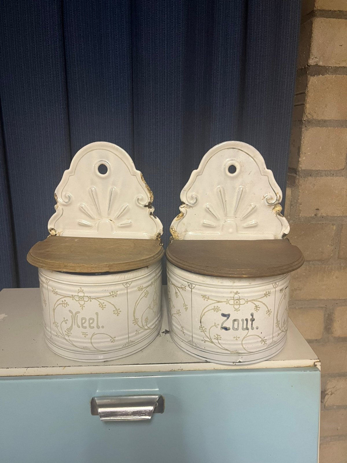 Vintage Emaille Opbergbakje 'Meel' en ‘Zout’ Houten Deksel, Antiek en Kunst, Ophalen of Verzenden