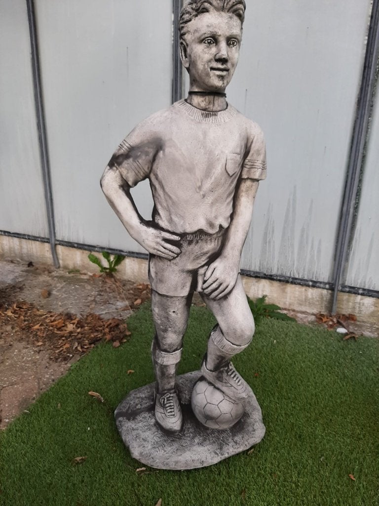 op gelet betonnen voetballer, Ophalen