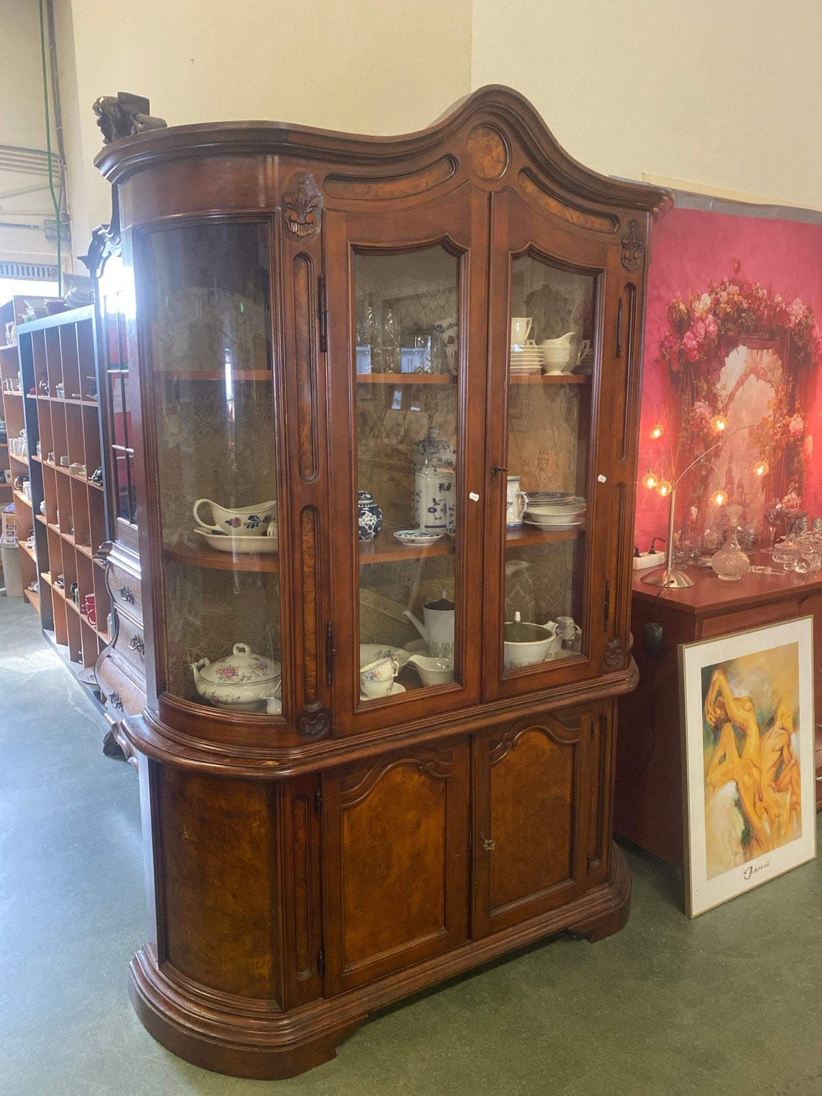 Antieke vitrinekast met houtsnijwerk en glas, Ophalen