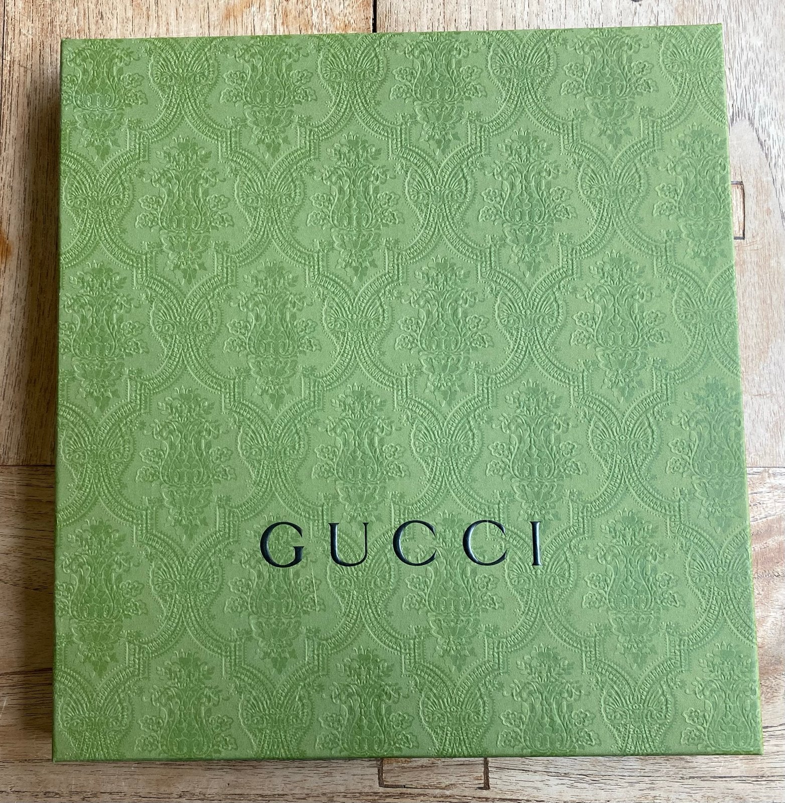 Groene Gucci opbergdoos, H 3,2 cm, B 31,5 en  l32,5 cm., Huis en Inrichting, Woonaccessoires | Overige, Verzenden, Gebruikt