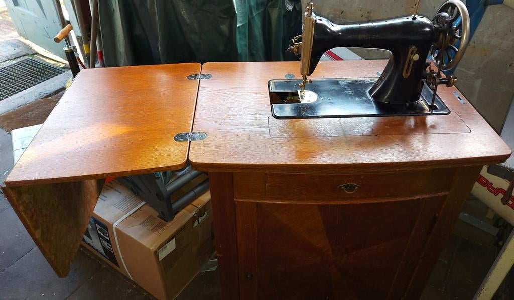 Naaimachine in eiken kast, Antiek en Kunst, Ophalen