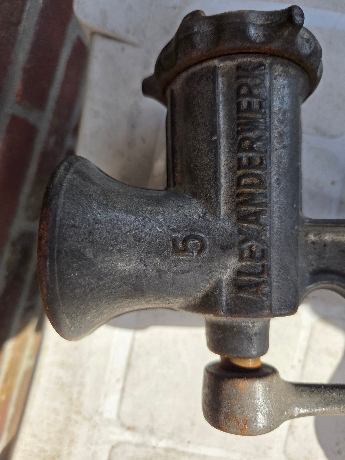 vintage gietijzeren vlees- of gehaktmolen (nr. 5) van het Du, Ophalen