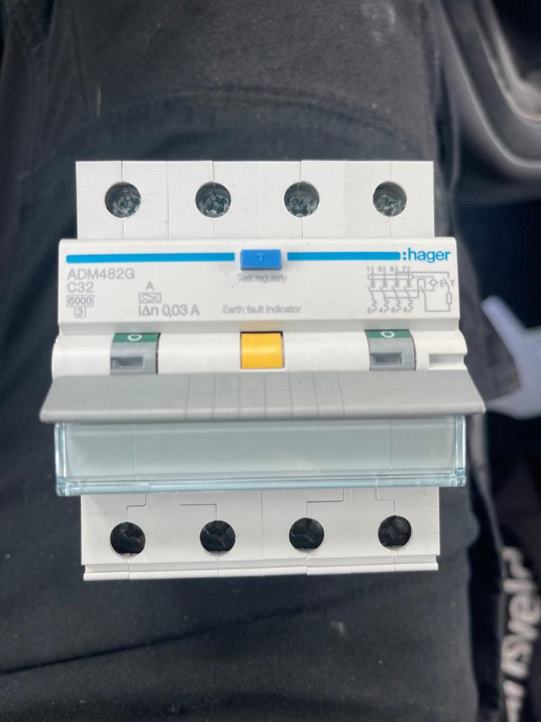 5 stuks Hager ADM482G aardlekschautomaat4-polig C32, Ophalen of Verzenden, Zo goed als nieuw, Schakelaar