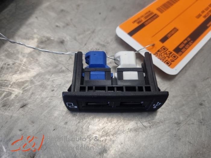 AUX/USB aansluiting van een Mercedes Vito, Gebruikt, -, Ophalen of Verzenden, -