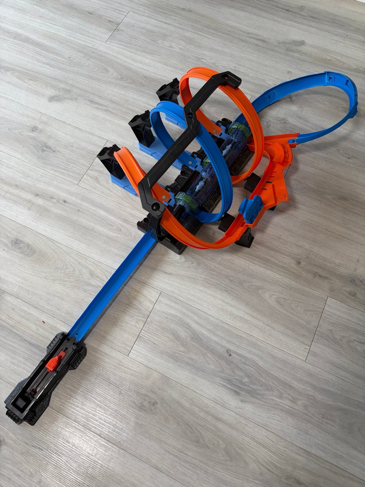 Hotwheels kurketrekkerbaan met 3 auto's en batterijen, Ophalen, Gebruikt