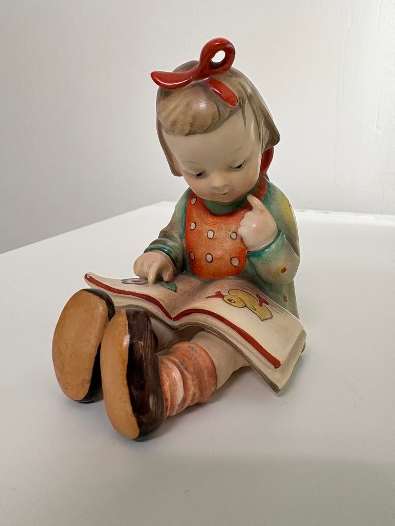 Vintage Goebel beeldje “Lezend meisje” – West Germany, Verzamelen, Beelden en Beeldjes, Gebruikt, Hummel, Ophalen of Verzenden