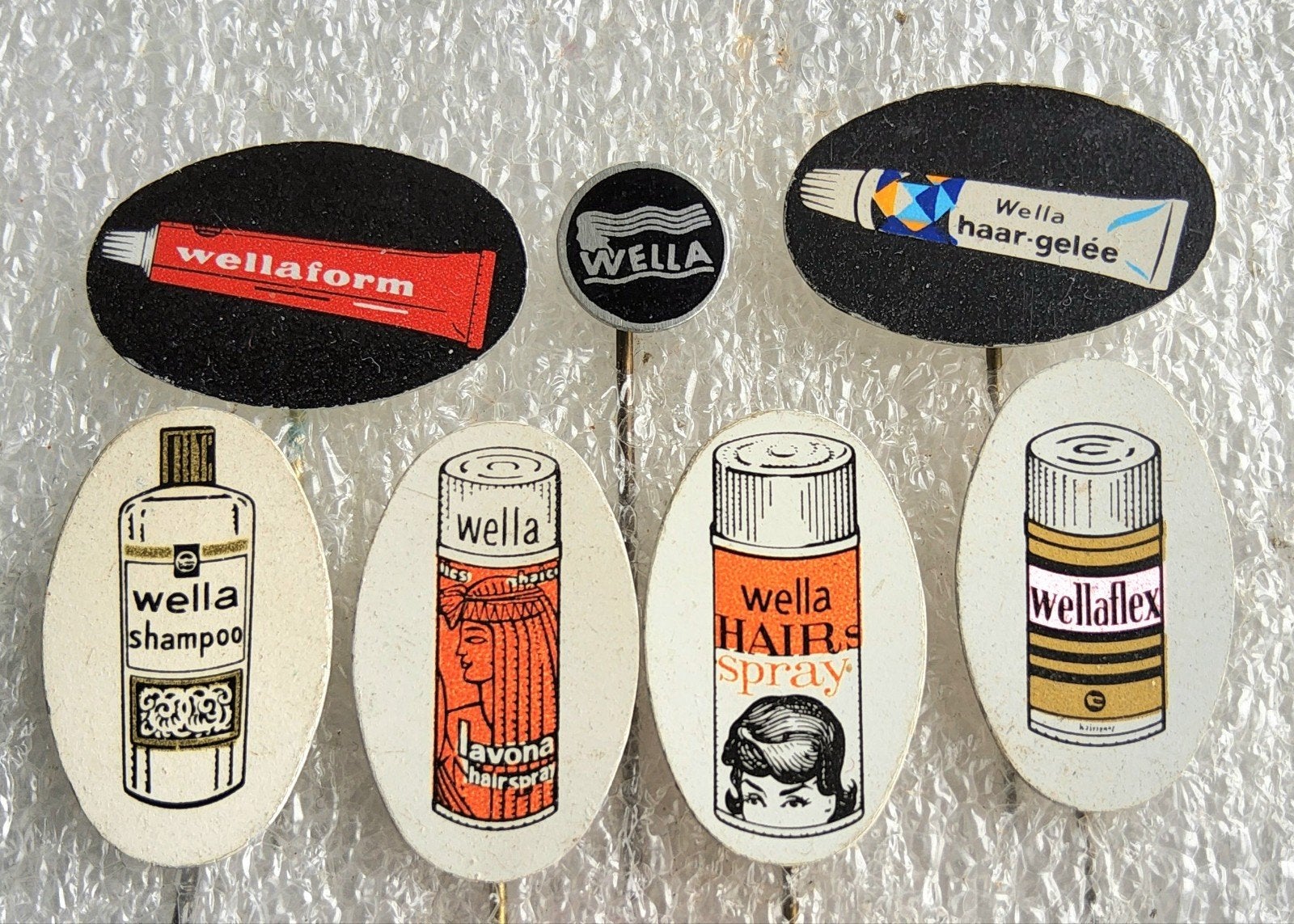7 Vintage Wella Speldjes - Haarproducten Reclame, Verzamelen, Ophalen of Verzenden, Gebruikt, Overige onderwerpen, Speldje of Pin