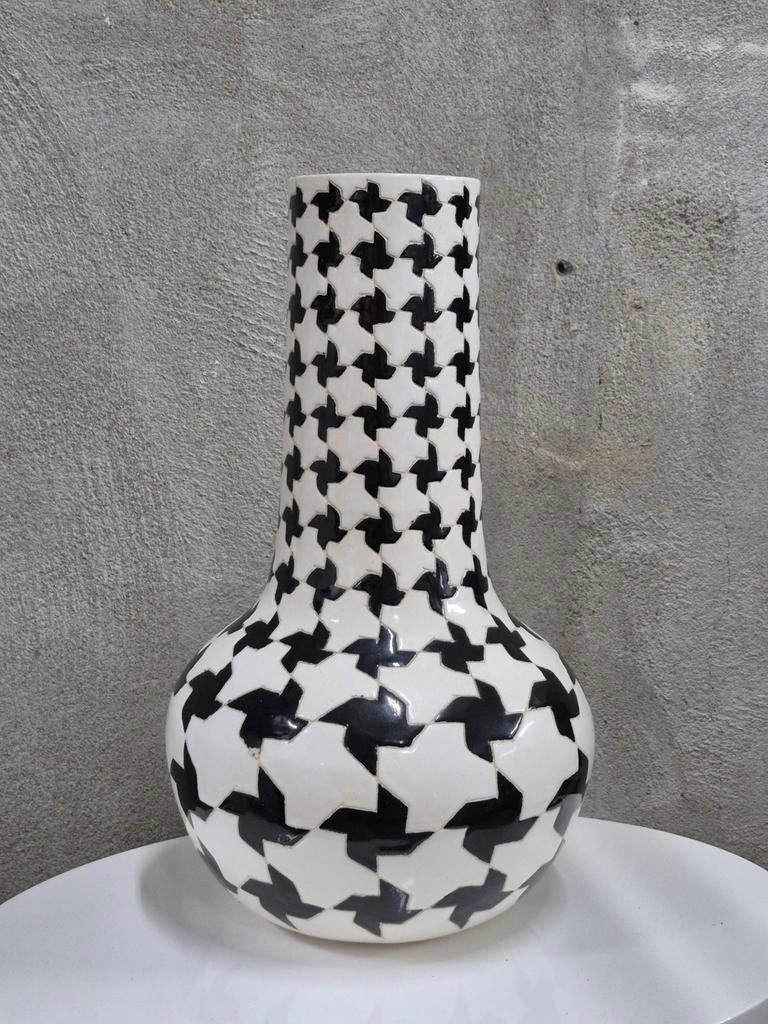 Grote vaas met grafisch pied de poule patroon zwart wit, Ophalen of Verzenden, Zo goed als nieuw, Aardewerk of Porselein, Minder dan 50 cm