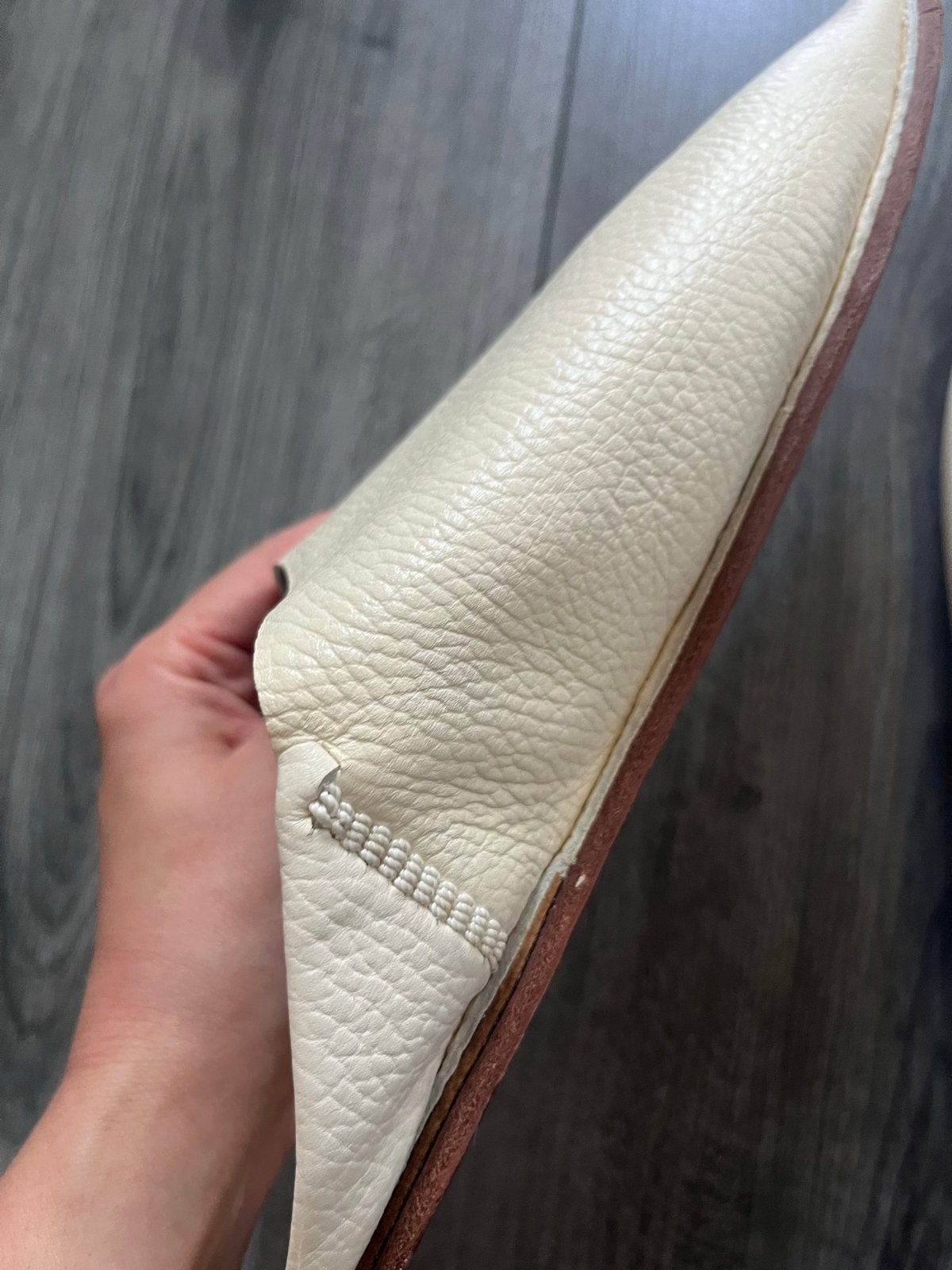 Crèmekleurige leren slippers, maat 43, Ophalen of Verzenden, Gedragen