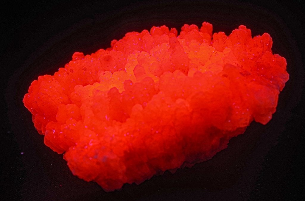 **TOP** MANGANOCALCIET UV uit de N'Chwaning II mijn., Verzamelen, Mineralen en Fossielen, Mineraal, Ophalen of Verzenden