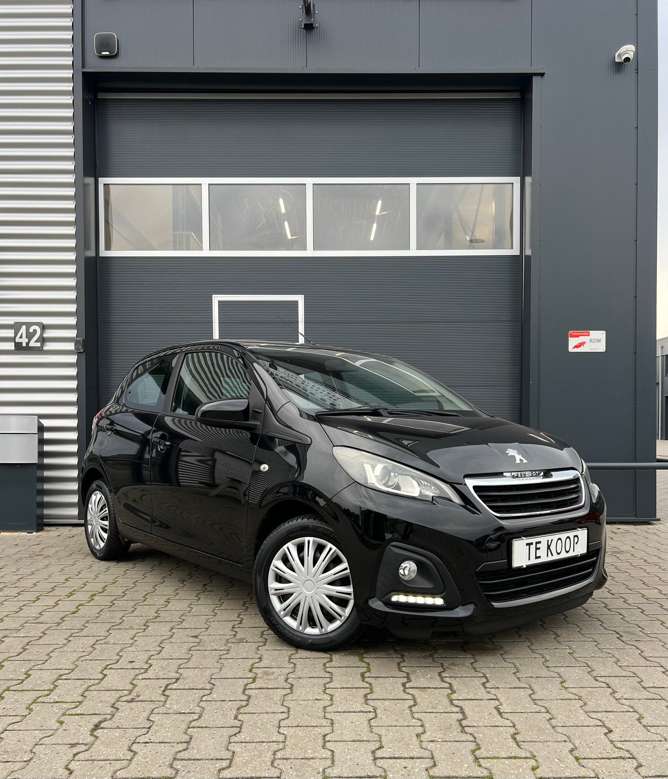 Peugeot 108 1.0 12V E-vti 5DR 2017 - Zuinig en betrouwbaar, Auto's, Stof, Euro 6, 4 stoelen, Zwart
