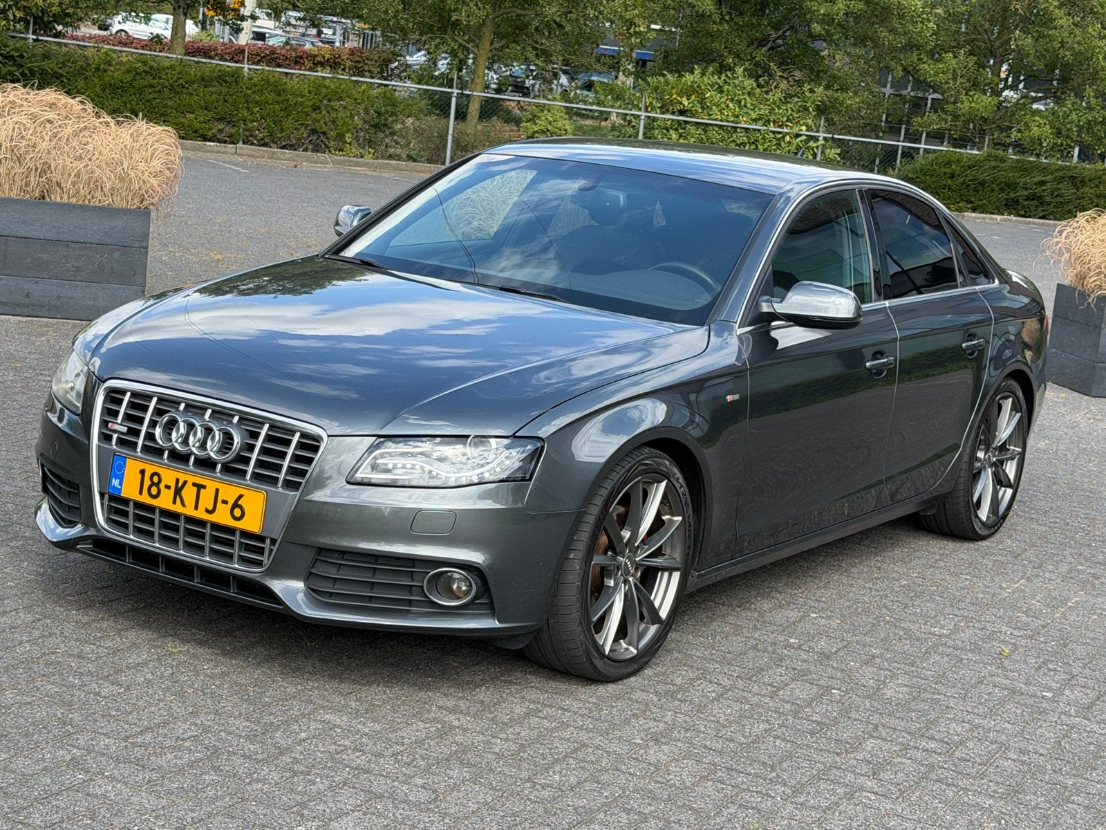 Audi A4 1.8 Tfsi 88KW 2010 Grijs, Zwart, 4 cilinders, A4, 75 €/maand