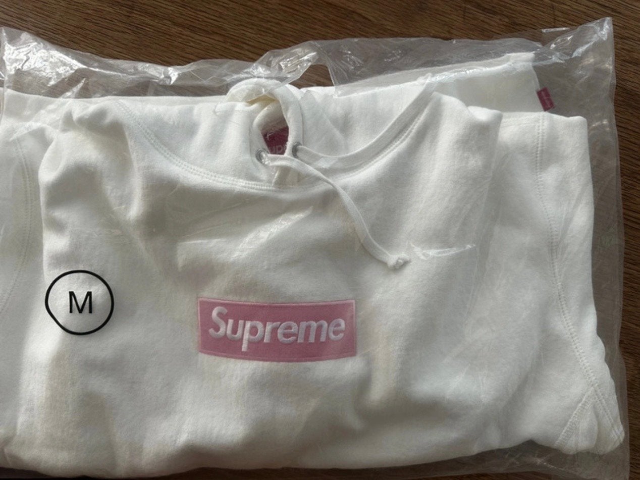 Supreme Box Logo Hoodie FW25 - Wit/Roze - Maat M, Kleding | Heren, Ophalen of Verzenden, Nieuw, Maat 48/50 (M), Wit