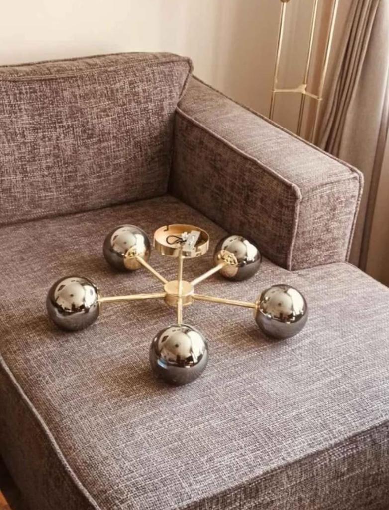 Moderne gouden hanglamp met smoke glazen bollen - MADE, Huis en Inrichting, Lampen | Hanglampen, Ophalen of Verzenden, Zo goed als nieuw