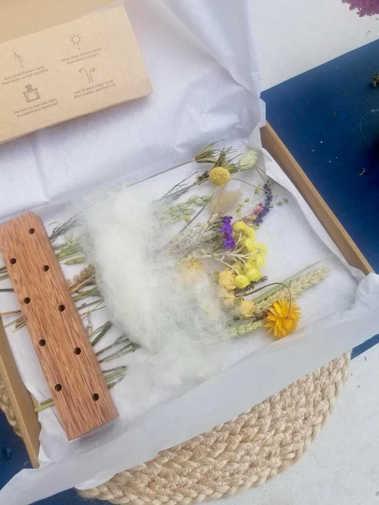 Nieuw gedroogd bloemstuk met houten display, Ophalen of Verzenden, Nieuw