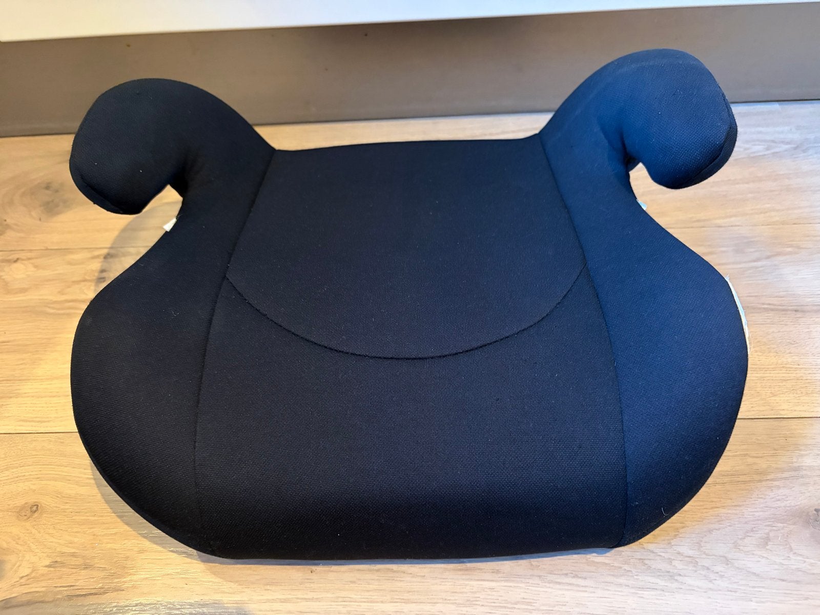 Zwart kinderzitje/zitverhoger voor in de auto, Kinderen en Baby's, Autogordel, 15 t/m 36 kg, Zo goed als nieuw, Ophalen