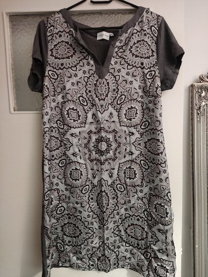 Trend One dames jurk satin look met grijze patronen motief, Maat 38/40 (M), Ophalen of Verzenden, Grijs, Boven de knie